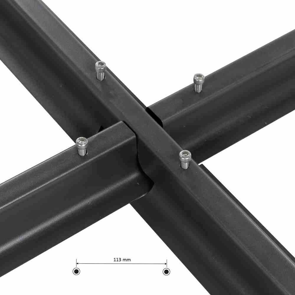 Schwarze Balken mit Schrauben verbunden, Detailansicht des Kreuzungspunkts. Darstellung der Abmessung: 113 mm.