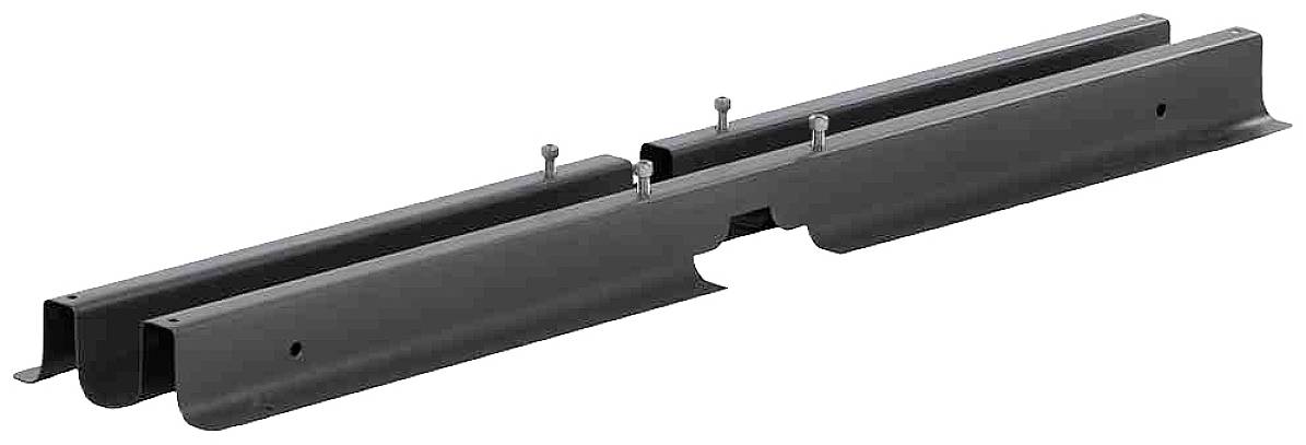 Stahlträger in parallelen Anordnungen mit Bohrungen für Schrauben oder Bolzen. Industriekomponente, verwendet in Baukonstruktionen.