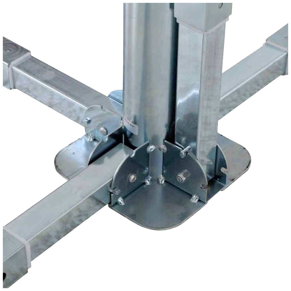 Metallverstrebung mit Schrauben an einer Stange befestigt, zeigt eine stabile Konstruktionstechnik. Geeignet für Gerüst- oder Zeltstützen.