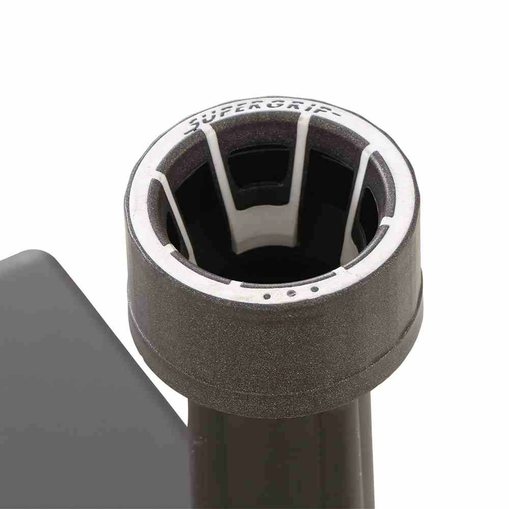 Eine Nahaufnahme eines schwarzen Rohrendes mit weißem Innenring, auf dem 'SUPERGRIP' steht, zeigt ein technisches Bauteil.