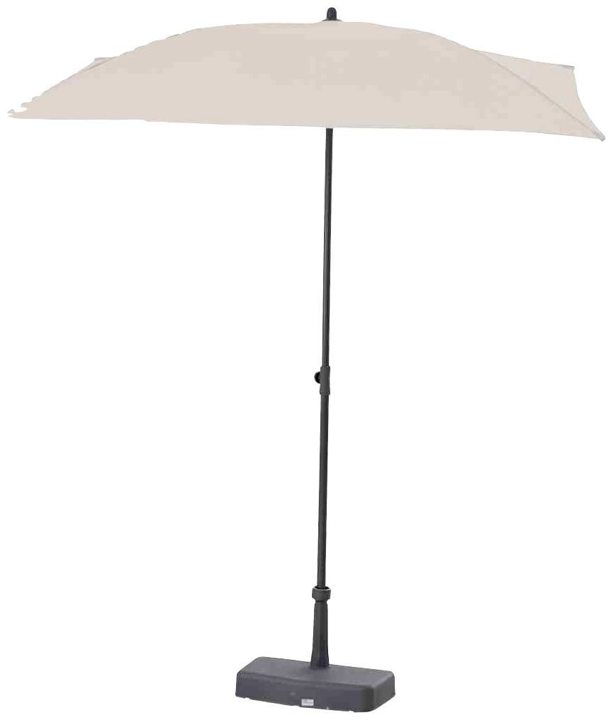Ein beiger Sonnenschirm mit schwarzem Ständer und rechteckigem Sockel; ideal für Terrasse oder Garten.
