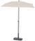 Ein beiger Sonnenschirm mit schwarzem Ständer und rechteckigem Sockel; ideal für Terrasse oder Garten.