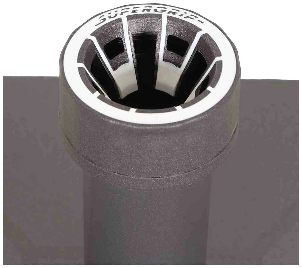 Ein schwarzes Rohr mit einem Aufsatz, der 'SUPERGRIP' anzeigt. Der Aufsatz hat Schlitze, die für erhöhte Griffigkeit sorgen.