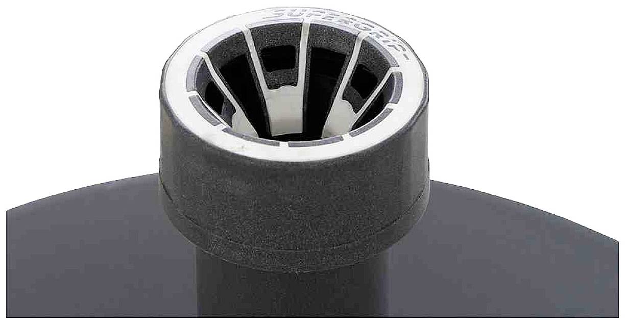 Nahaufnahme eines schwarzen Rohres mit einer Öffnung oben. Die Öffnung hat gleichmäßige Schlitze.