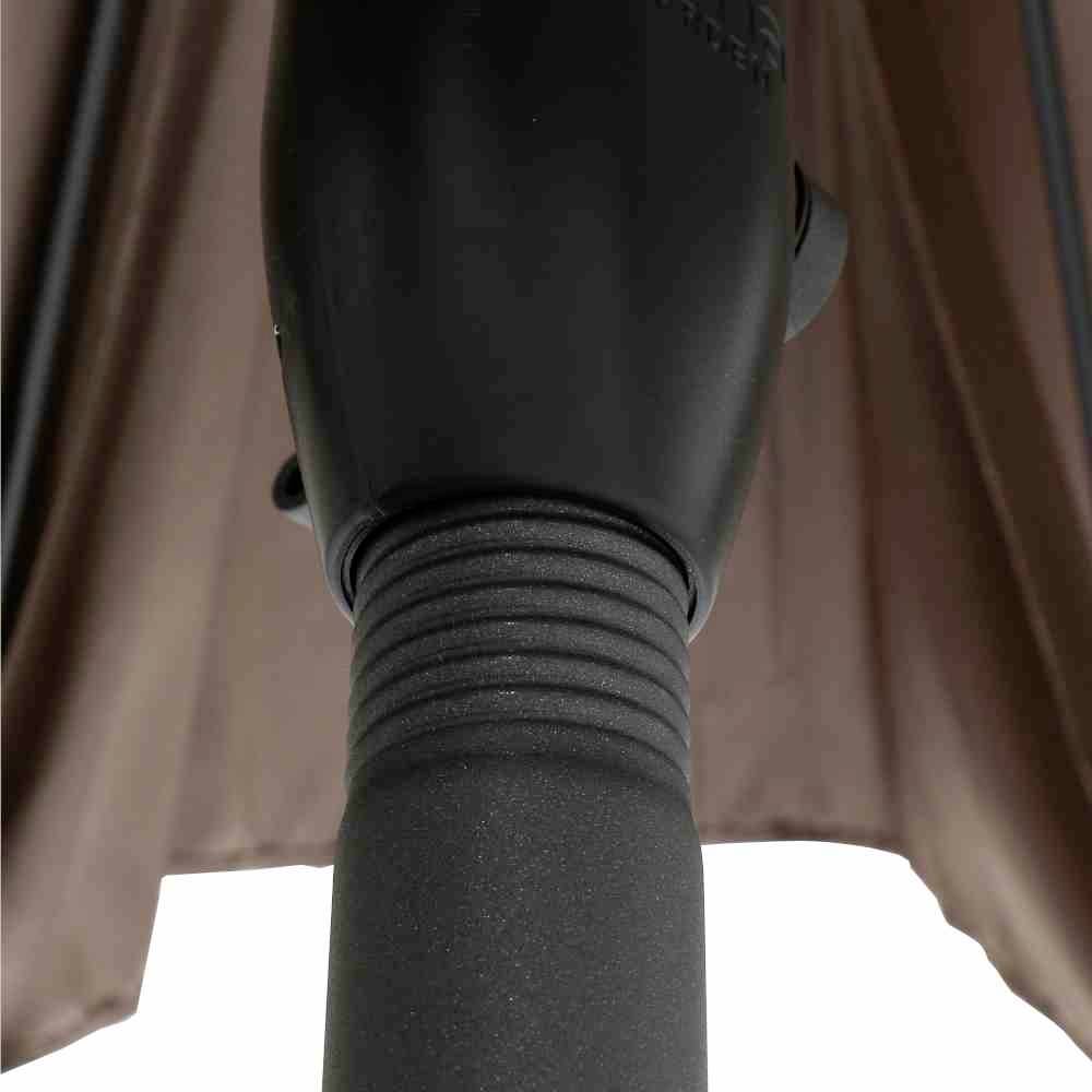 Nahaufnahme eines geschlossenen schwarzen Regenschirms mit braunen Stoffteilen im Hintergrund, Fokus auf den Griff.