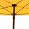 Gelber Sonnenschirm aus der Unteransicht. Schwarze Streben und ein dunkelbrauner Schirmmast sind sichtbar.