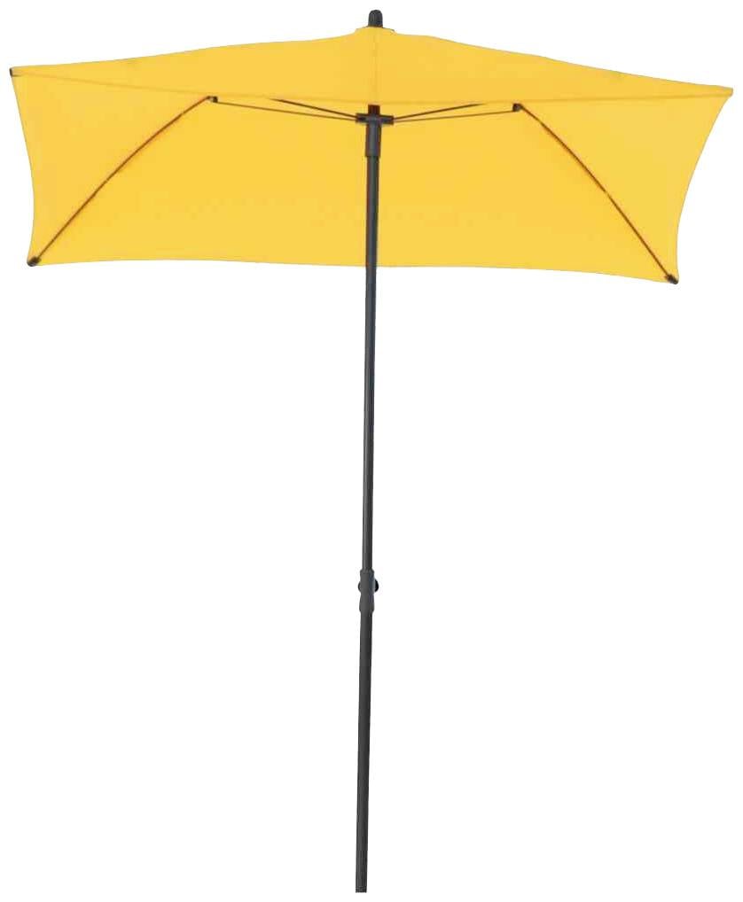 Gelber Sonnenschirm mit rechteckigem Tuch auf einem schwarzen Ständer, freistehend, vor weißem Hintergrund.