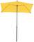 Gelber Sonnenschirm mit rechteckigem Tuch auf einem schwarzen Ständer, freistehend, vor weißem Hintergrund.