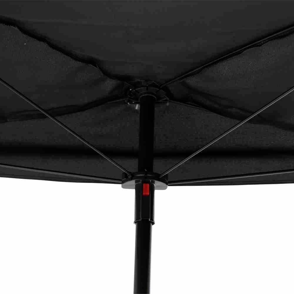 Unteransicht eines schwarzen Regenschirms mit sichtbarem Gestänge und Struktur, das Halt und Stabilität bietet.