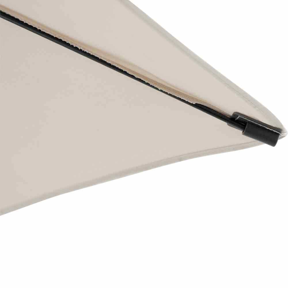 Gefaltetes Blatt Papier mit präzisen Kanten, dargestellt in einem Winkel, der die Schichtung der Materialien verdeutlicht.