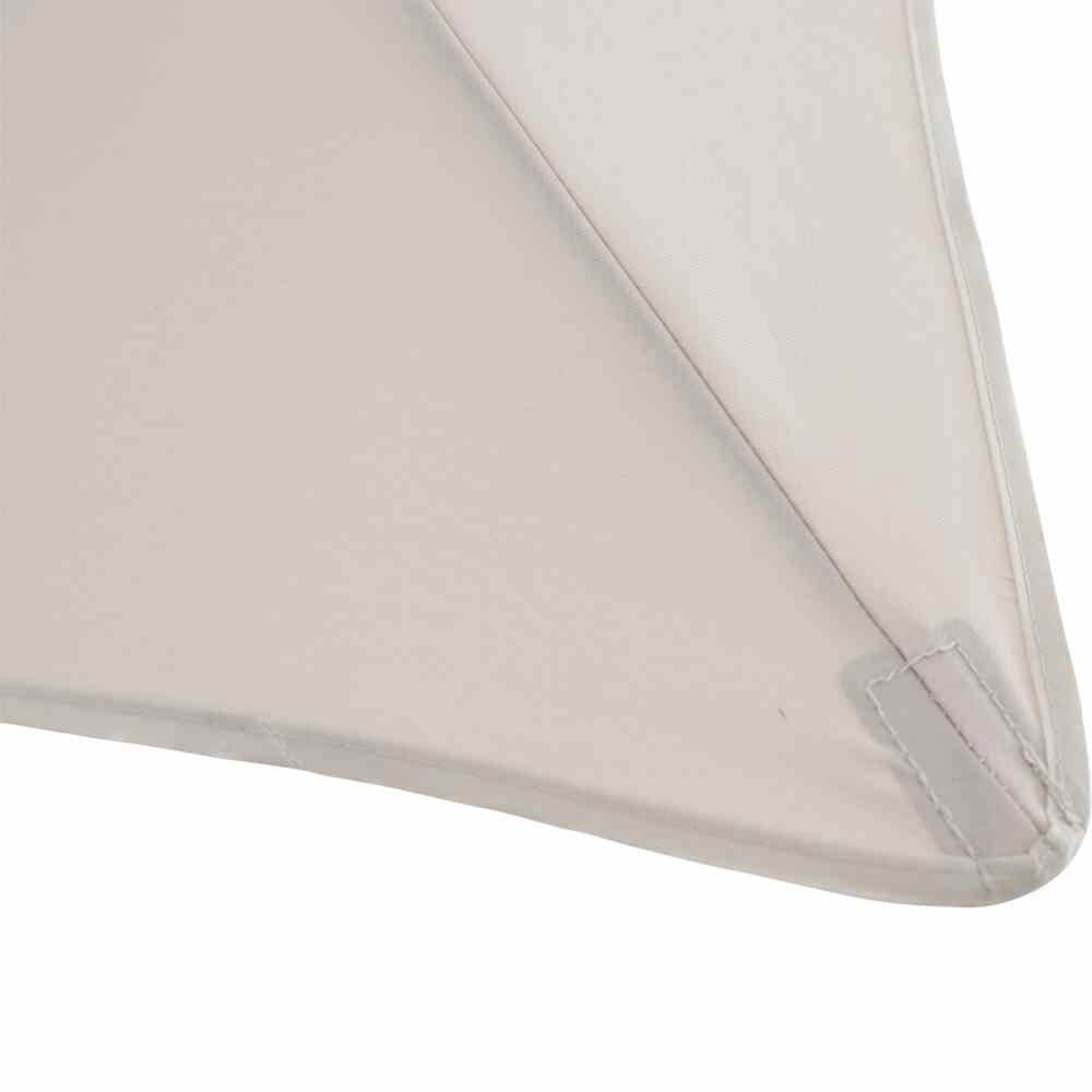 Ein einzelner Papierflieger in Dreiecksform aus weißem Papier mit markanten Falten an den Flügeln.