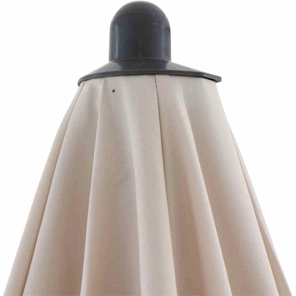 Beigefarbene, zusammengefaltete Markise mit schwarzer Kappe oben.