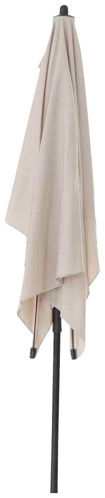 Ein geschlossener, beiger Sonnenschirm steht aufrecht auf einem schwarzen Ständer.