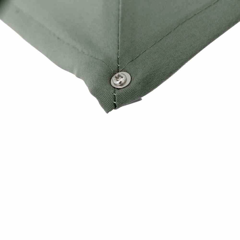 Ecke eines grünen Segels mit Metallöse, Nahaufnahme.