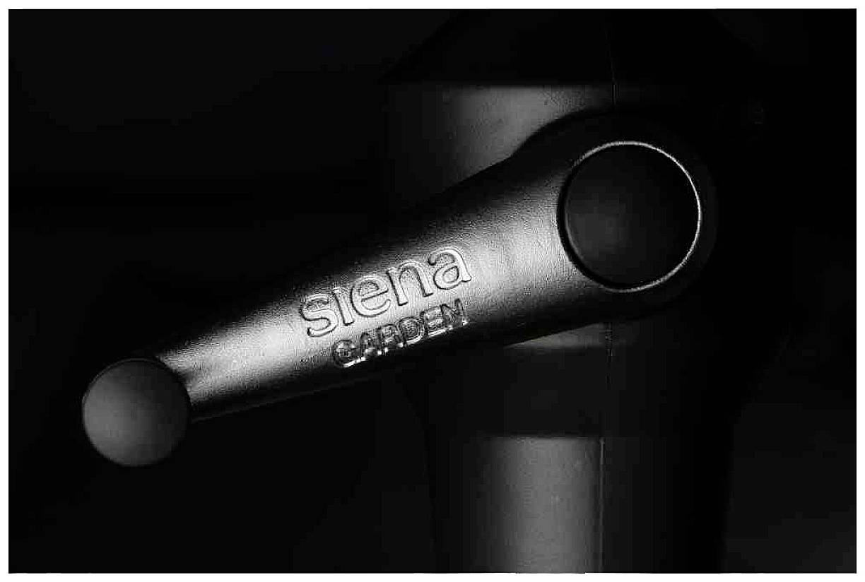 Ein Hebel mit der Aufschrift 'siena garden', der wahrscheinlich an einem Gartengerät oder einer Maschine befestigt ist.