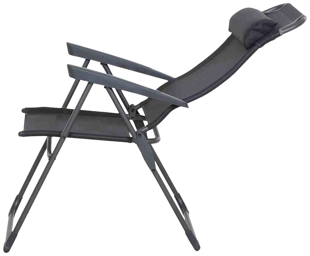 Ein klappbarer Gartenliegestuhl mit dunklem Gestell und gepolsterter Kopfstütze, geeignet für den Außenbereich.