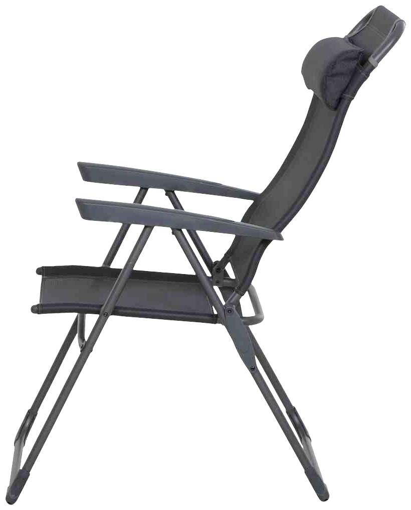 Ein zusammenklappbarer Gartenstuhl mit hoher Rückenlehne und Armlehnen, seitliche Ansicht. Der Stuhl ist grau und aus Metall.