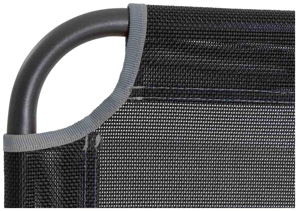 Schwarzes Netzgewebe auf einem gebogenen Metallrahmen. Eines der Verbindungsnähte ist sichtbar.