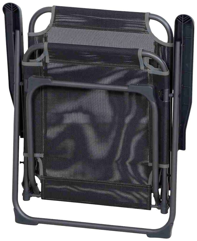 Zusammengeklappter schwarzer Campingstuhl aus Metall und Netzmaterial, bereit zur Lagerung oder zum Transport.