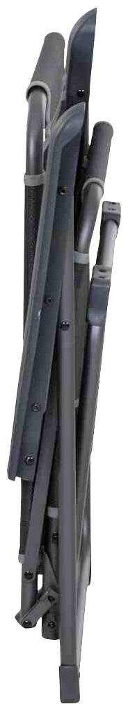 Zusammengeklappter schwarzer Klappstuhl aus Metall im Profilansicht, ideal für platzsparende Lagerung.