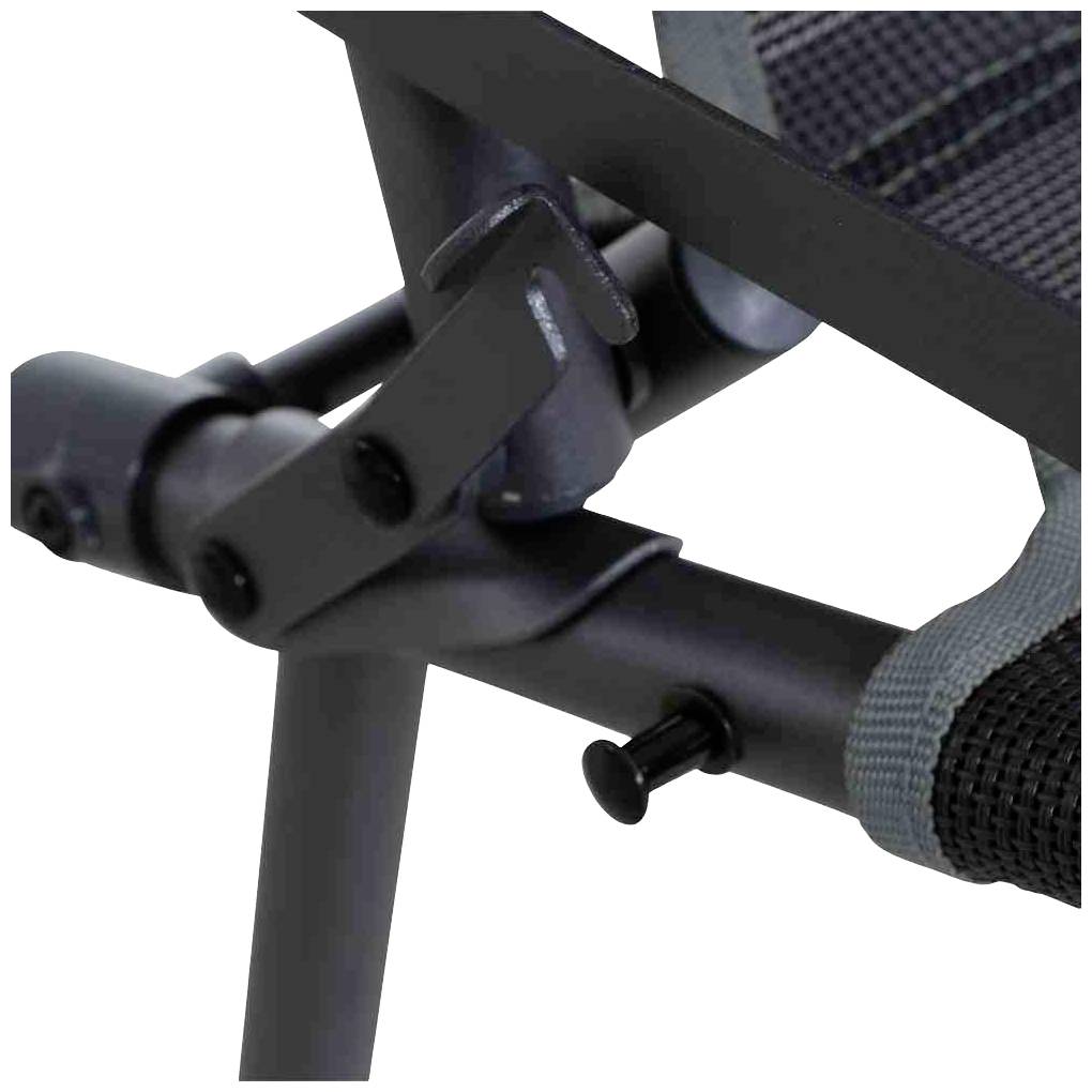 Nahaufnahme eines Stuhlscharniers aus Metall mit Schrauben und einem grauen Stoffelement.