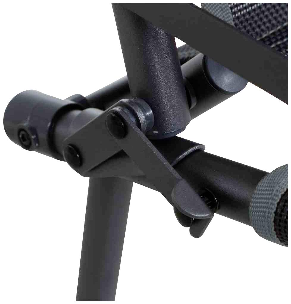 Nahaufnahme eines schwarzen Metallgelenks eines Klappstuhls mit sichtbaren Verschraubungen.