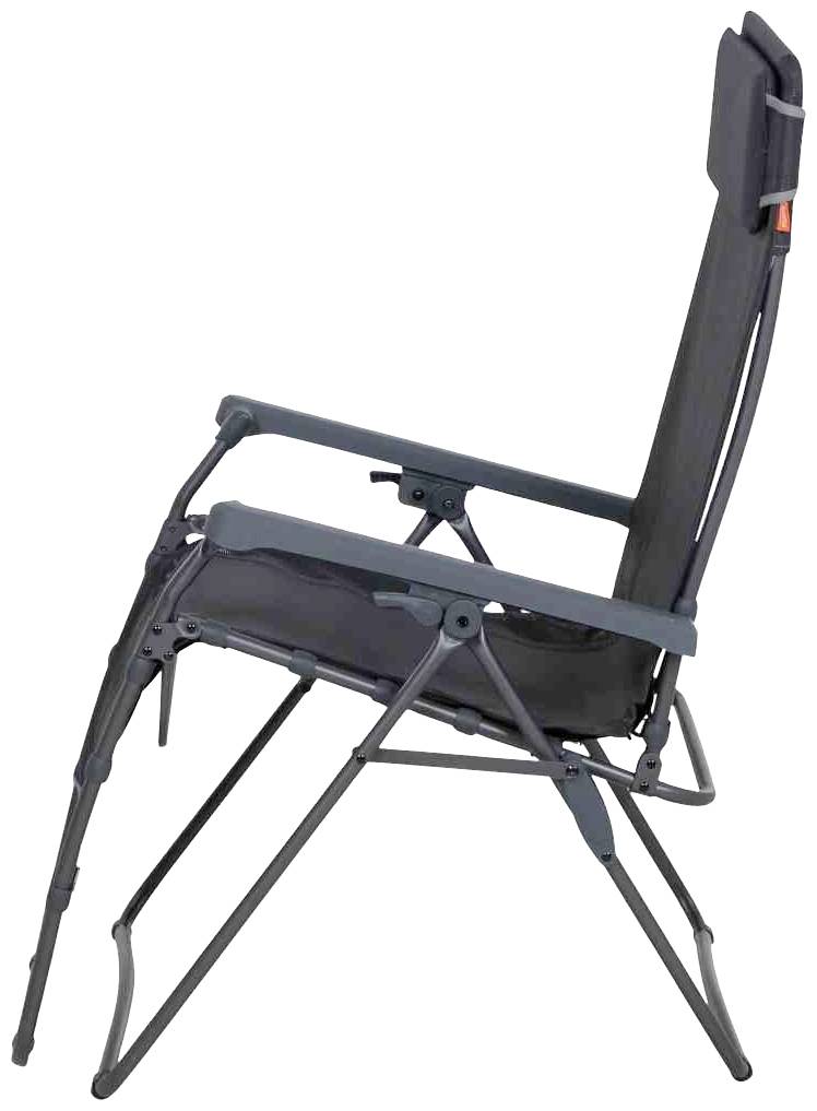 Ein klappbarer Campingstuhl mit stabilen Metallbeinen und Armlehnen. Rückenlehne leicht nach hinten geneigt für bequemen Sitzkomfort.