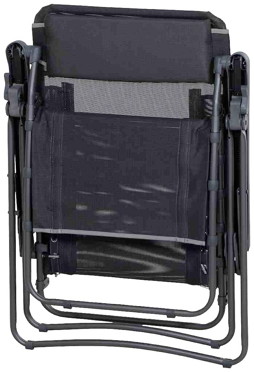 Zusammenklappbarer, schwarzer Campingstuhl mit Stahlrahmen und Netzstoff für Belüftung. Ideal für Outdoor-Aktivitäten und einfachen Transport.