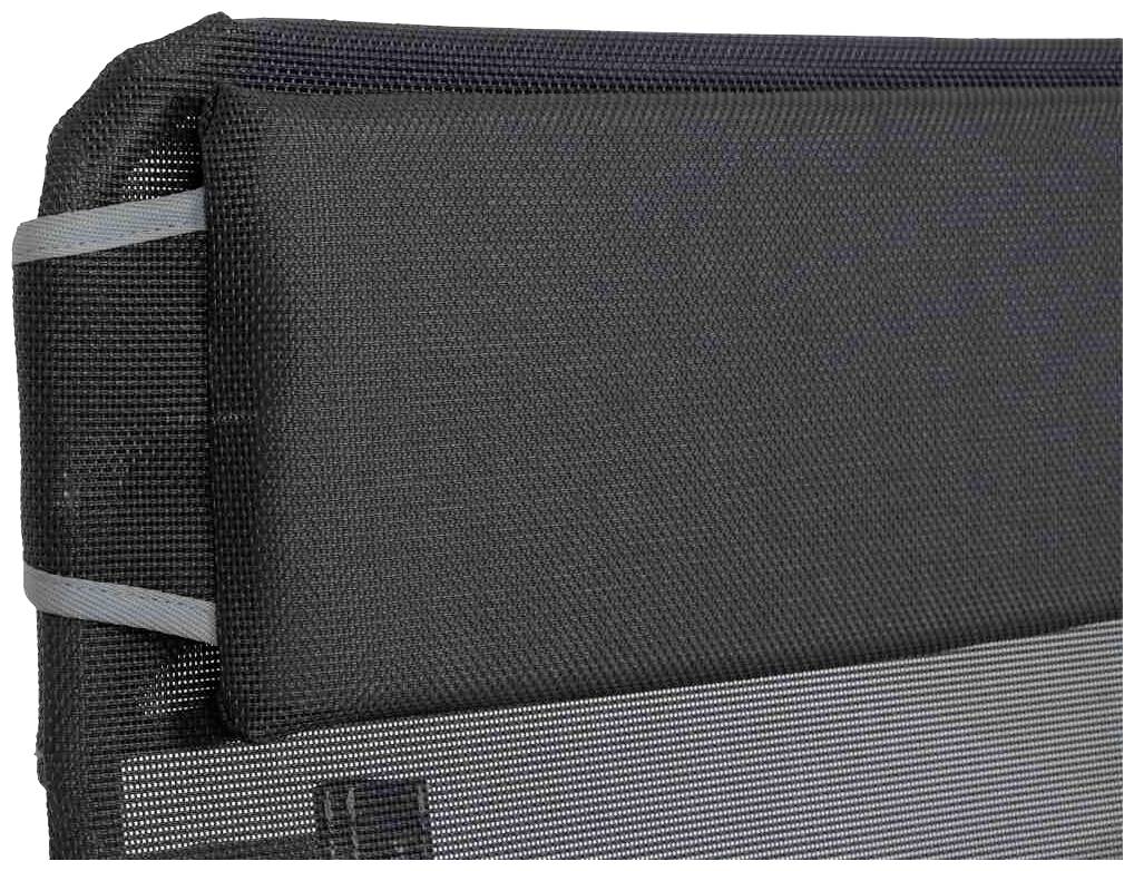 Ein graues, robustes Textilmaterial, das möglicherweise Teil eines Outdoor-Möbels oder einer Transporttasche ist, mit Verstärkungen an den Rändern.