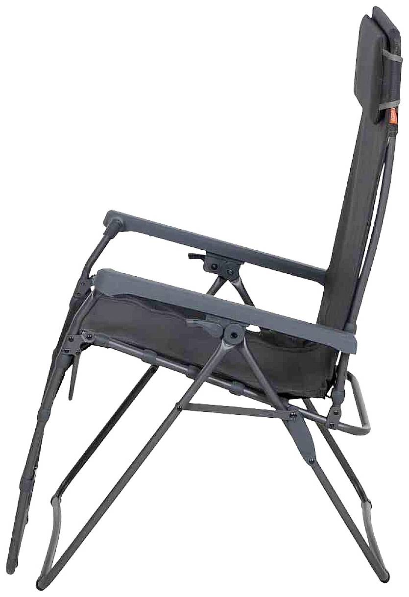 Ein zusammenklappbarer Campingstuhl aus Metall und Stoff, in Seitenansicht. Der Stuhl hat Armlehnen und ein verstellbares Rückenteil.