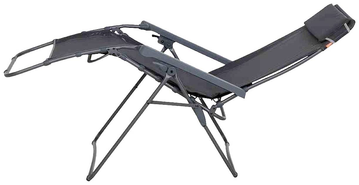 Ein klappbarer, schwarzer Liegestuhl mit Metallrahmen in seitlicher Ansicht. Der Stuhl ist leicht angewinkelt und hat ein Kopfpolster.