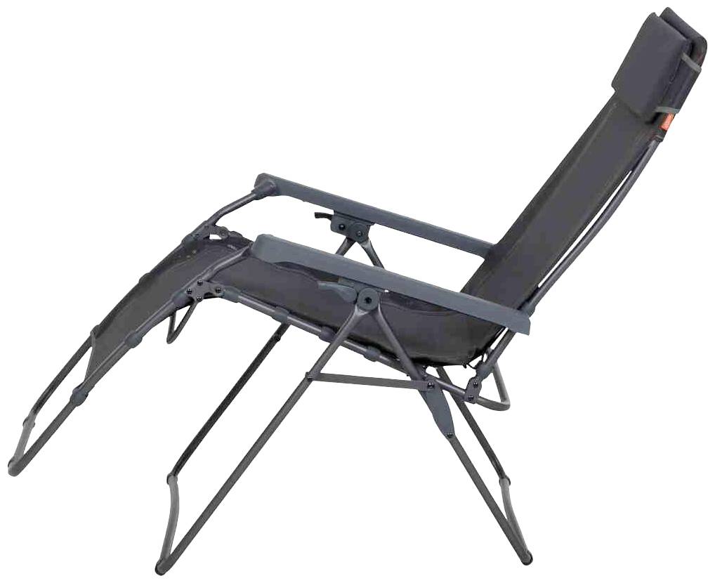 Ein schwarzer, zusammenklappbarer Liegestuhl mit Armlehnen und Kopfstütze, geeignet für den Außenbereich oder zum Entspannen.