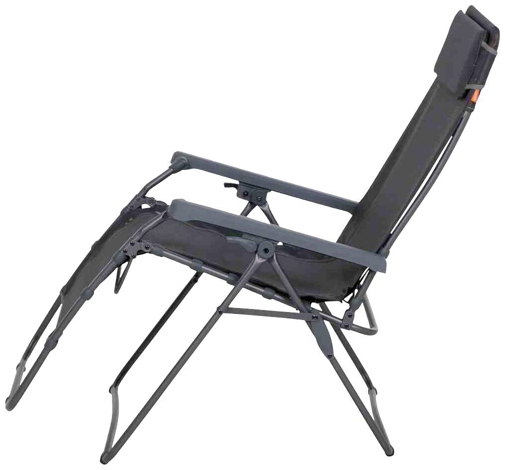 Ein schwarzer faltbarer Liegestuhl mit einem gepolsterten Kopfteil in seitlicher Ansicht.