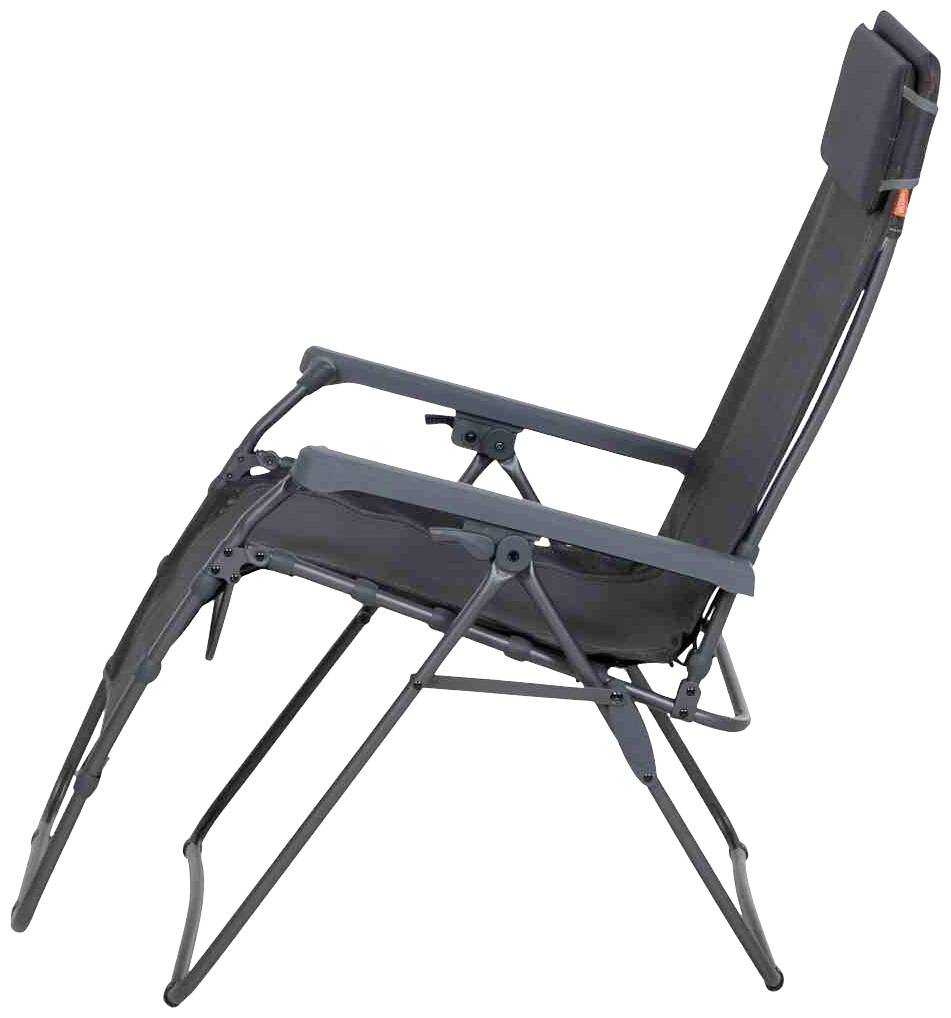 Ein zusammenklappbarer, schwarzer Liegestuhl mit verstellbarer Rückenlehne und Armlehnen, seitliche Ansicht.