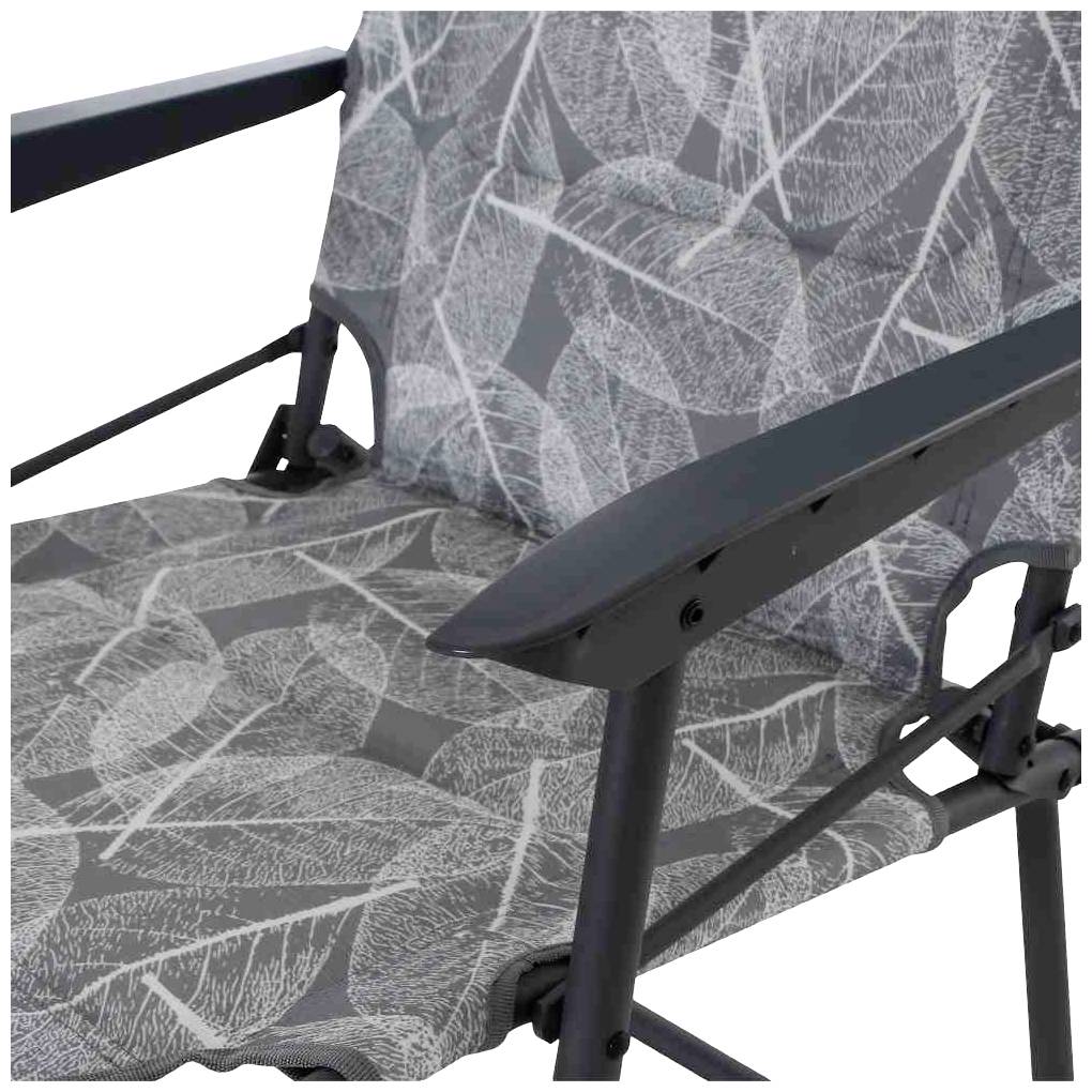 Ein Campingstuhl mit einem grauen Sitz, der mit weißen Blattmustern bedruckt ist, und schwarzen Armlehnen.
