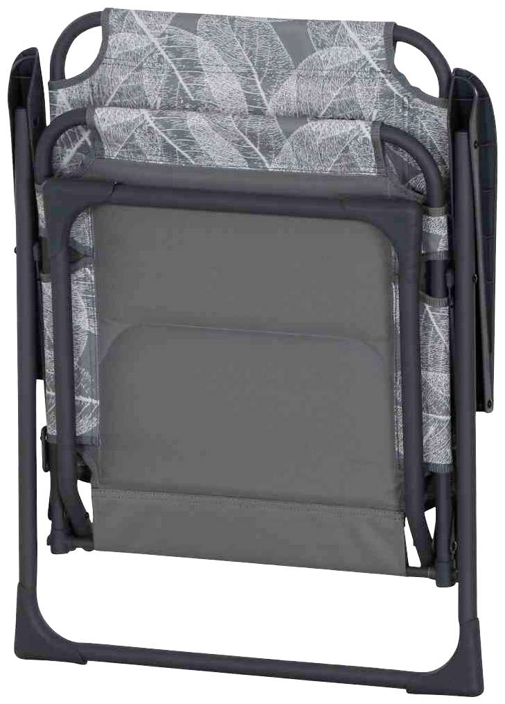 Ein zusammengeklappter Gartenstuhl mit grauem Gestell und gemustertem Stoff mit Blattmotiven. Designed für platzsparende Lagerung.