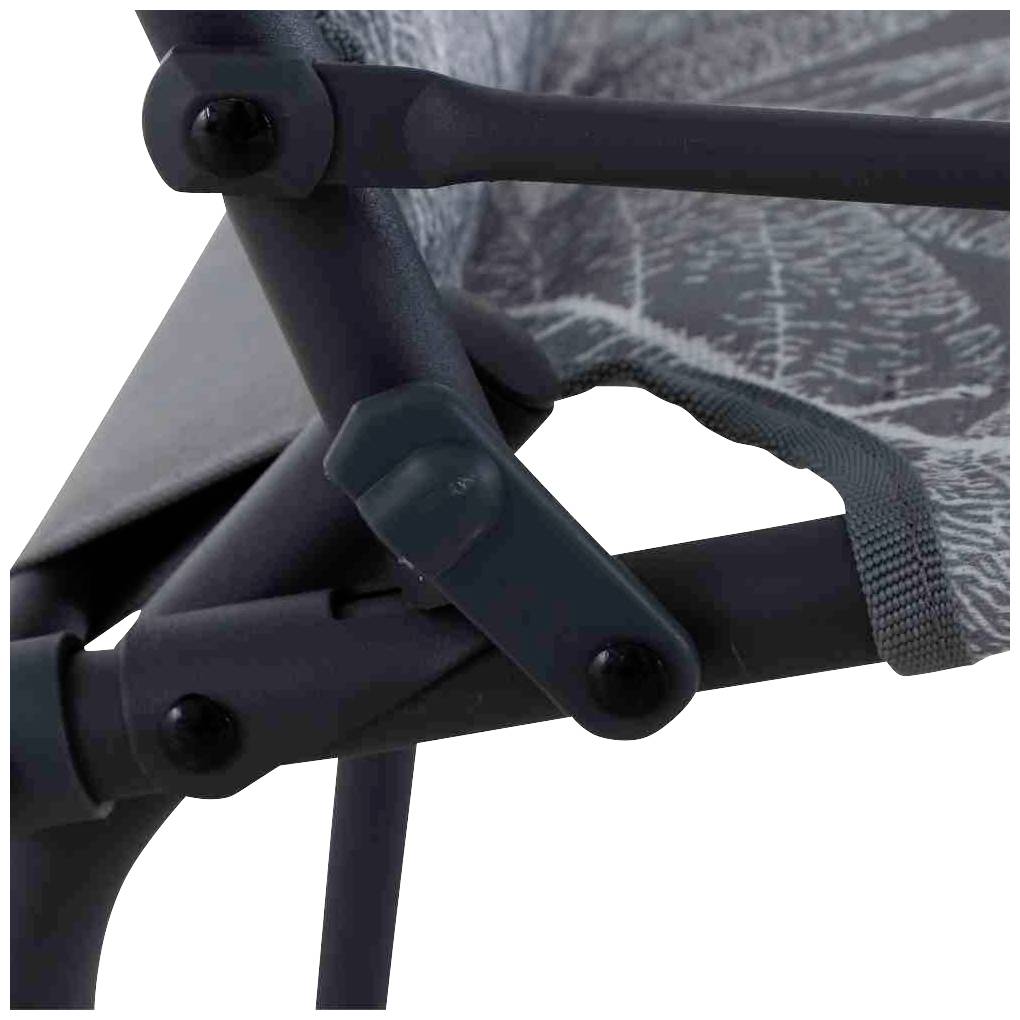 Nahaufnahme eines dunkelgrauen Metall-Klappstuhls, Fokus auf Schrauben und Gelenke. Ein graues, leicht texturiertes Material ist sichtbar.