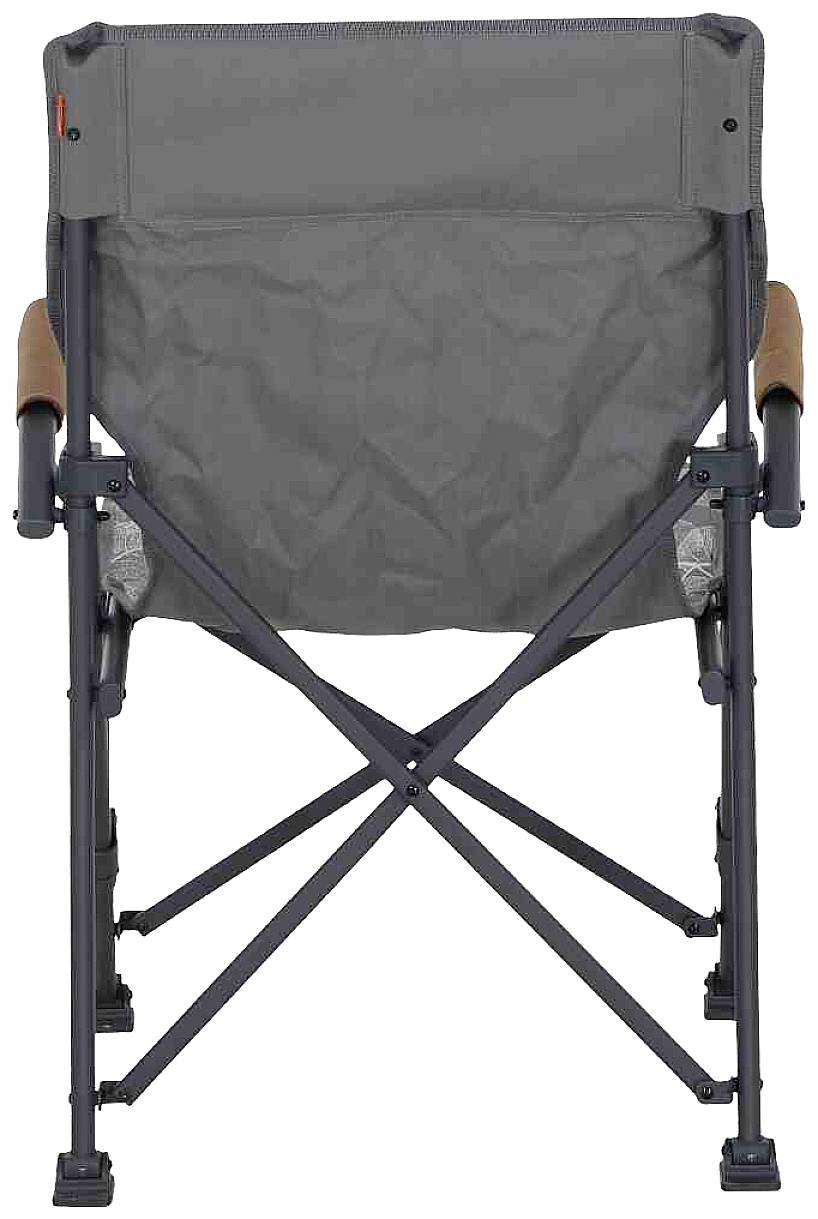 Ein grauer Campingstuhl aus Stoff und Metallrahmen, zusammenklappbar, mit Armlehnen, aufrecht stehend und von hinten gesehen.