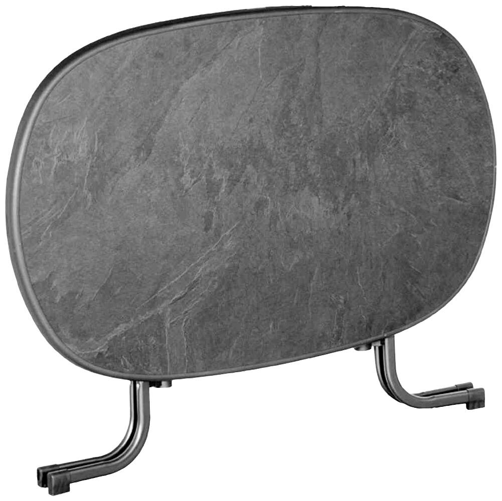 Ein ovaler, dunkler Tisch mit einer marmorartigen Oberfläche, gestützt von zwei silbernen Beinen, im modernen Design.