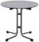 Runder, grauer Tisch mit Metallbeinen auf rutschfesten Füßen. Der Tisch hat eine glatte Oberfläche und ist für den Innenbereich geeignet.