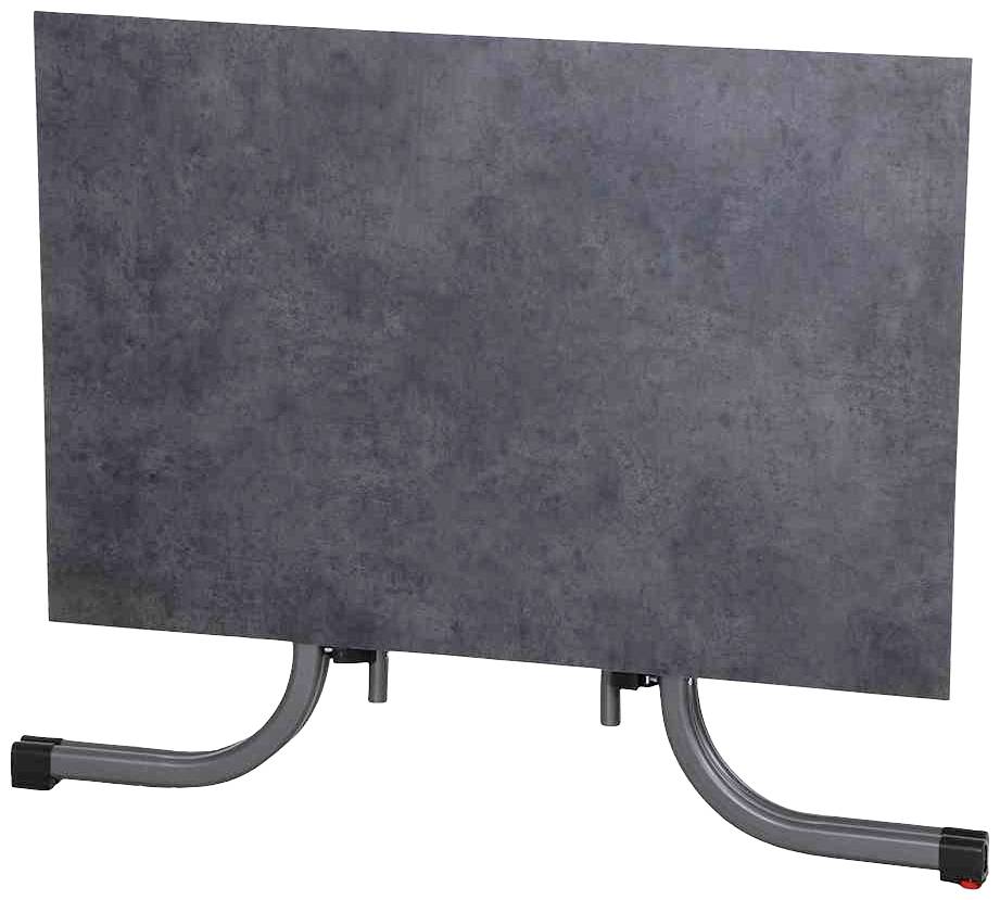 Eine graue, rechteckige Tafel auf gebogenem Metallgestell, ohne sichtbaren Text oder Zeichnungen.