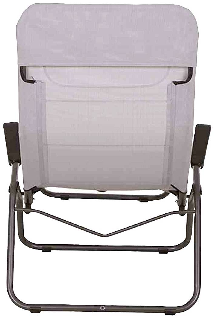 Ein zusammenklappbarer Strandstuhl aus Metall mit grauem Stoffbezug und Armlehnen, von hinten gesehen.