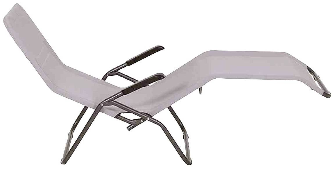 Ein zusammenklappbarer Liegestuhl mit Metallrahmen und beigem Stoffbezug, geeignet für den Einsatz auf Terrassen oder im Garten.