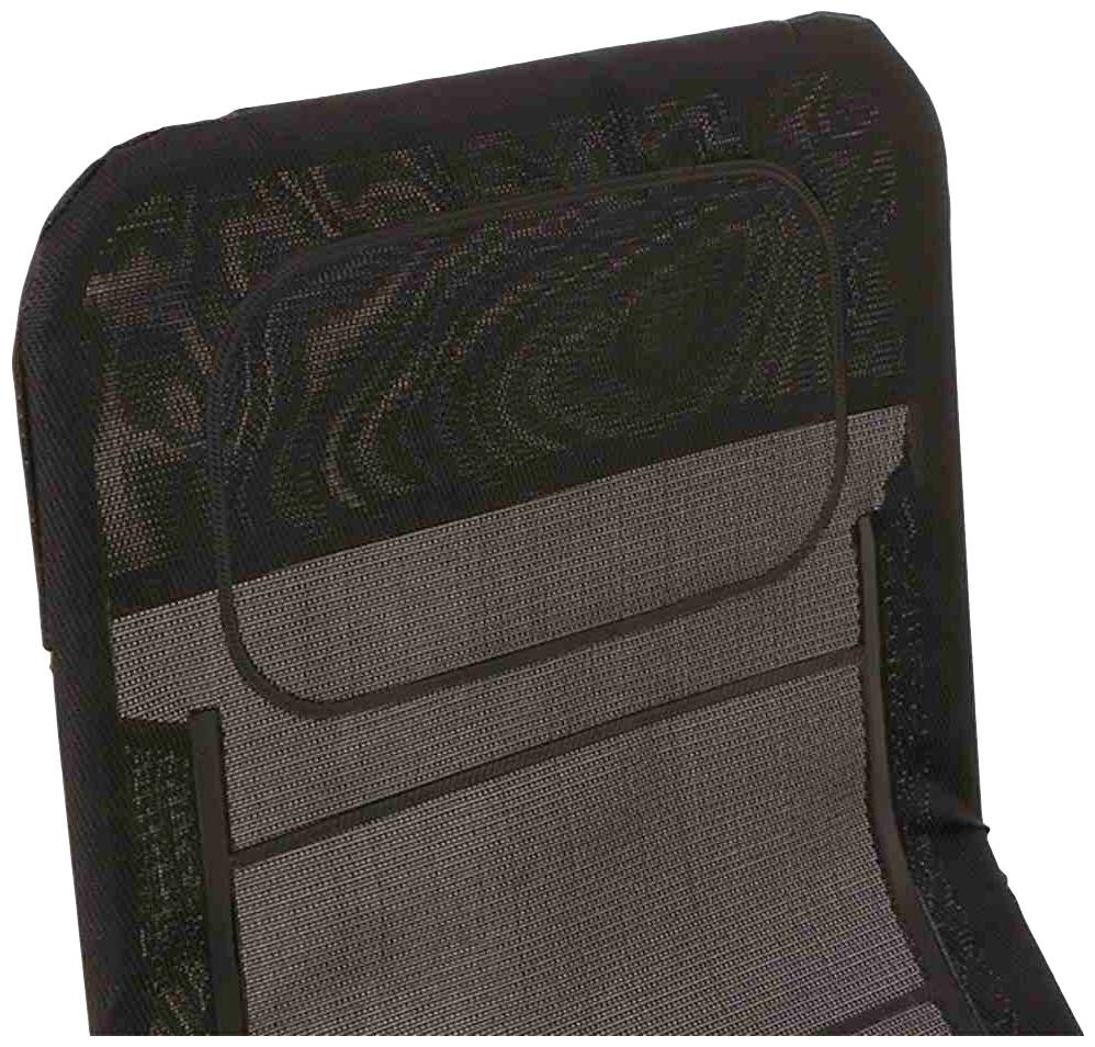 Rückenteil eines Stuhls mit schwarzem, gewebtem Netzmaterial und einem gepolsterten Bereich in der Mitte.