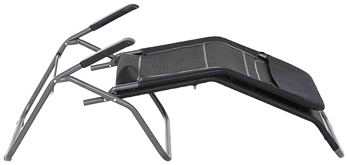 Ein zusammenklappbarer Liegestuhl aus Metall mit schwarzem Textilbespannung, geeignet für den Outdoor-Gebrauch.