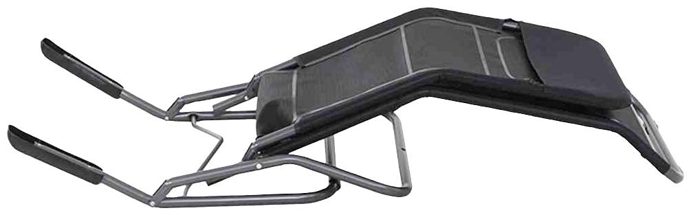 Ein faltbarer Liegestuhl mit schwarzem Stoffbezug und metallischem Gestell. Ideal zum Sonnenbaden oder Entspannen im Garten.