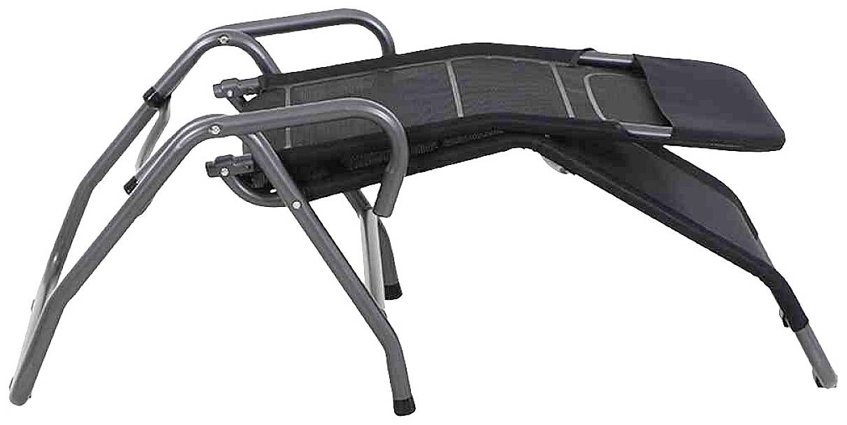 Schwarzer Liegestuhl mit verstellbarem Kopfteil und grauem Metallgestell, geeignet für den Außenbereich oder den Garten.