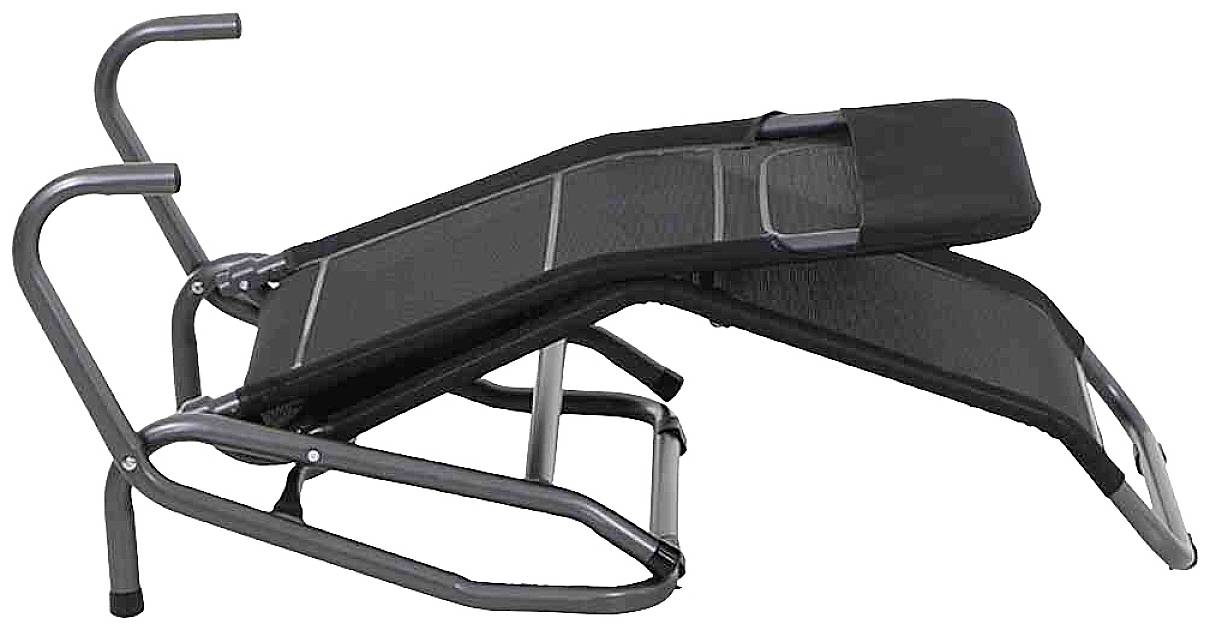 Schwarzer Liegestuhl mit verstellbarer Rückenlehne und silbernem Metallrahmen, seitlich gesehen. Ideal für Garten oder Terrasse.