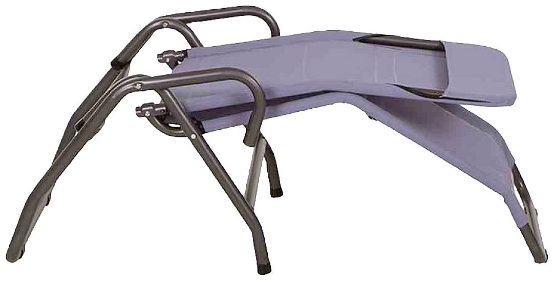 Eine graue Gartenkniebank mit klappbaren Beinen und gepolstertem Sitz, die als Knieschutz bei der Gartenarbeit dient.