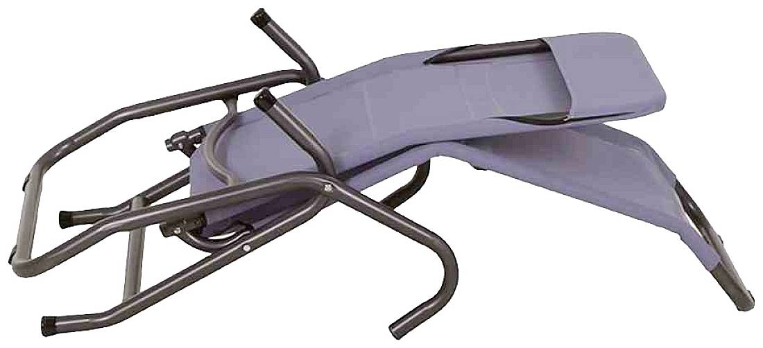 Ein ergonomisches Trainingsgerät mit gepolsterter Liegefläche und Griffen, um Bauchübungen zu unterstützen.